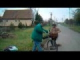 Drunk People, pijani Haha two drunk man try to put wood on the bike!